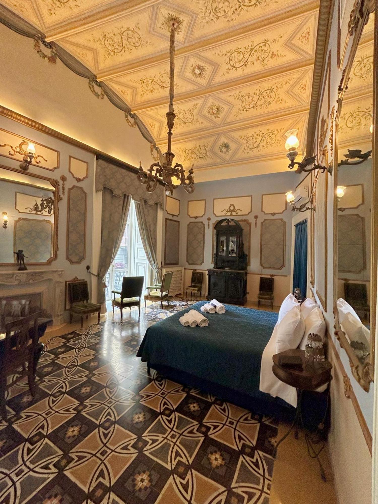 Отель Carafa Di Maddaloni Residenza Di Charme Неаполь Экстерьер фото