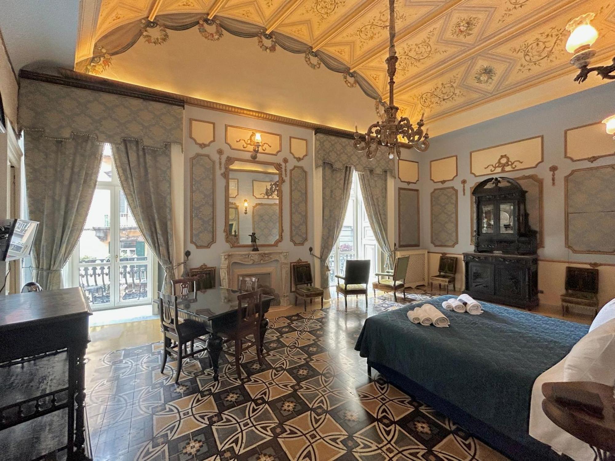 Отель Carafa Di Maddaloni Residenza Di Charme Неаполь Экстерьер фото