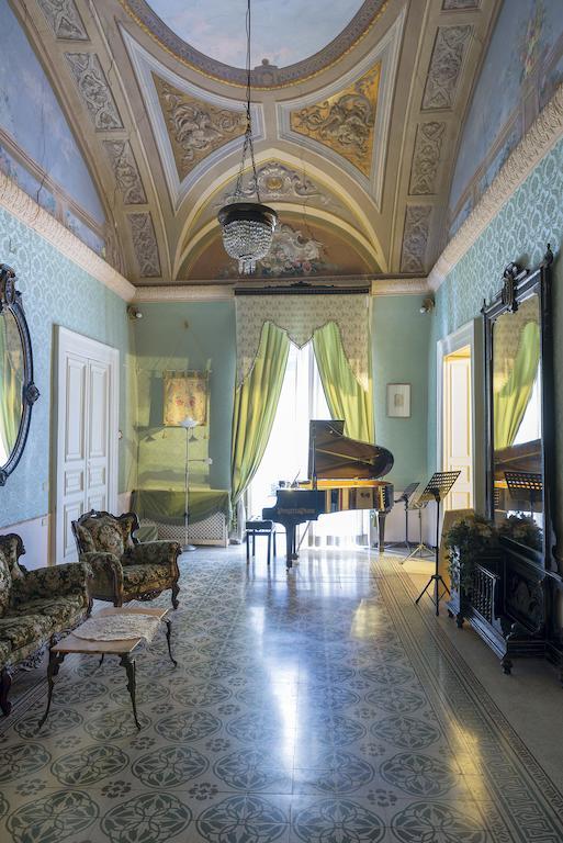 Отель Carafa Di Maddaloni Residenza Di Charme Неаполь Экстерьер фото